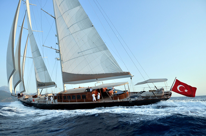 Sailing-yacht-REGINA