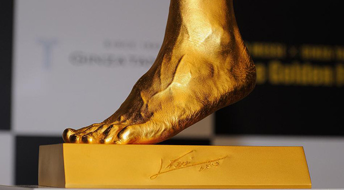 Solid-gold-Lionel-Messi-foot