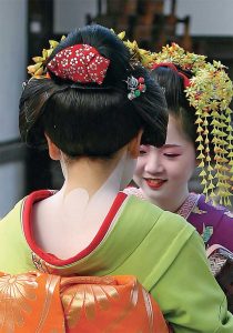 И майко, и гейко покрывают рисовой пастой все лицо и шею за исключением линии роста волос и небольшого участка шеи сзади – японцы считают, что такой рисунок придает женскому образу невероятную чувственность