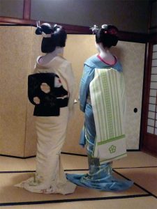 У кимоно, которое носит гейко, рукава и пояс оби короче, чем у кимоно майко