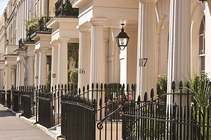 Row-of-Town-Houses-in-London