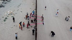 Розовые качели на границе США и Мексики назвали «Дизайном года» 
