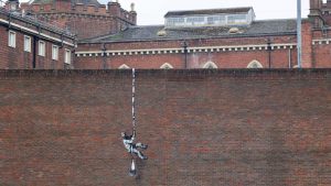 Граффити в стиле Бэнкси появилось на стенах тюрьмы, где сидел Оскар Уайльд