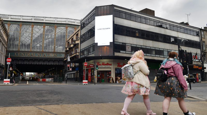 Yoko Ono, I LOVE YOU EARTH. Glasgow Central Station digital billboard. Photo_Mark Runnacles_PA Wire (4)