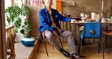 Автор книги «Что носят художники» Чарли Портер у себя дома. Photograph: Toby Coulson/The Observer