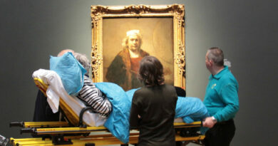 Пациент на выставке Рембрандта в Ре́йксмюсеум, Амстердам Photo courtesy of the Ambulance Wish Foundation