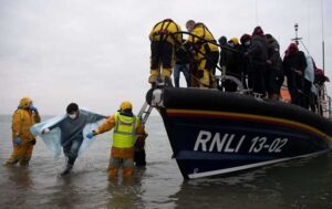Лодка с 27 мигрантами затонула в море недалеко от Кале2