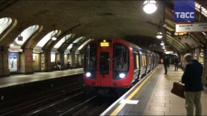 Мальчик и лондонское метро
