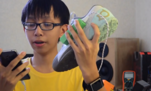 Подросток придумал кроссовки, которые заряжают смартфоны