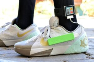 Подросток придумал кроссовки, которые заряжают смартфоны