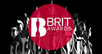 Во вторник лондонская O2 Arena принимала номинантов Brit Awards 2022. Зрителям вновь представили блистательное 2,5-часовое шоу допандемийного формата: выступления артистов, красная дорожка, гости и шикарные наряды звезд. Ведущим мероприятия впервые стал стендап-комик Мо Гиллиган. В этом году на Brit Awards произошло несколько больших изменений – мужские и женские категории были исключены, а вместо этого были введены четыре новые жанровые награды. На церемонии присутствовали музыкальные звезды: Адель, Эд Ширан, Дэйв, Литл Симз и другие. Эд Ширан эффектно эпатировал публику вместе с рокерской командой из Bring Me the Horizon. Лиам Галлахер исполнил песню, отдав дань великому рок-н-роллу. Рэпер Дэйв в буквальном смысле воспламенил сцену, которая горела как перед исполнителем, так и позади его хора. Адель, взявшая целых три награды – как исполнитель года, за лучший сингл и лучший альбом, предстала перед публикой и журналистами в нескольких шикарных нарядах. Ее альбом «30» – стал самым продаваемым за 2021 год, а тираж – превысил цифру в 600 тысяч копий всего за первые шесть недель. После этого награждения певица попадает на второе место в рейтинге по количеству музыкальных наград Brit Awards, на первом месте все еще держится Робби Уильямс. «Я бы хотела посвятить эту награду моему сыну и Саймону, его отцу», – сказала Адель получая премию за альбом года. Лучшей группой была названа команда Wolf Alice; награду как лучший POP или R&B исполнитель получила Дуа Липа; за лучшее хип-хоп, грайм или рэп исполнение отмечен рэпер Дэйв; лучшей зарубежной группой признали Silk Sonic; Эд Ширан был награжден как лучший автор своих песен. Полный список победителей и номинантов можно найти на официальном сайте церемонии. На красной дорожке звезды отметились яркими и эффектными нарядами. Адель демонстрировала декольте в восхитительном вечернем платье Armani Privé. Эд Ширан выбрал бархатный костюм от Etro яркого синего цвета. Оливия Родриго, получившая награду за лучшую иностранную песню, вышла к журналистам в платье от Alexandre Vauthier. Актриса Ханна Уэддингем, известная по спортивному сериалу «Тед Лассо» продемонстрировала платье от Dolce & Gabbana. Звезда сериала «Доктор Кто» Джоди Уиттакер была замечена в объемном ретро-платье в оранжево-белых оттенках.