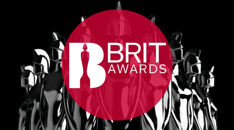 Во вторник лондонская O2 Arena принимала номинантов Brit Awards 2022. Зрителям вновь представили блистательное 2,5-часовое шоу допандемийного формата: выступления артистов, красная дорожка, гости и шикарные наряды звезд. Ведущим мероприятия впервые стал стендап-комик Мо Гиллиган. В этом году на Brit Awards произошло несколько больших изменений – мужские и женские категории были исключены, а вместо этого были введены четыре новые жанровые награды. На церемонии присутствовали музыкальные звезды: Адель, Эд Ширан, Дэйв, Литл Симз и другие. Эд Ширан эффектно эпатировал публику вместе с рокерской командой из Bring Me the Horizon. Лиам Галлахер исполнил песню, отдав дань великому рок-н-роллу. Рэпер Дэйв в буквальном смысле воспламенил сцену, которая горела как перед исполнителем, так и позади его хора. Адель, взявшая целых три награды – как исполнитель года, за лучший сингл и лучший альбом, предстала перед публикой и журналистами в нескольких шикарных нарядах. Ее альбом «30» – стал самым продаваемым за 2021 год, а тираж – превысил цифру в 600 тысяч копий всего за первые шесть недель. После этого награждения певица попадает на второе место в рейтинге по количеству музыкальных наград Brit Awards, на первом месте все еще держится Робби Уильямс. «Я бы хотела посвятить эту награду моему сыну и Саймону, его отцу», – сказала Адель получая премию за альбом года. Лучшей группой была названа команда Wolf Alice; награду как лучший POP или R&B исполнитель получила Дуа Липа; за лучшее хип-хоп, грайм или рэп исполнение отмечен рэпер Дэйв; лучшей зарубежной группой признали Silk Sonic; Эд Ширан был награжден как лучший автор своих песен. Полный список победителей и номинантов можно найти на официальном сайте церемонии. На красной дорожке звезды отметились яркими и эффектными нарядами. Адель демонстрировала декольте в восхитительном вечернем платье Armani Privé. Эд Ширан выбрал бархатный костюм от Etro яркого синего цвета. Оливия Родриго, получившая награду за лучшую иностранную песню, вышла к журналистам в платье от Alexandre Vauthier. Актриса Ханна Уэддингем, известная по спортивному сериалу «Тед Лассо» продемонстрировала платье от Dolce & Gabbana. Звезда сериала «Доктор Кто» Джоди Уиттакер была замечена в объемном ретро-платье в оранжево-белых оттенках.