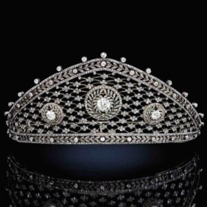 Тиара Фаберже Кружевная бриллиантовая тиара, созданная Карлом Фаберже в 1903 году, ранее находилась в коллекции герцогини Сесилии Мекленбург-Шверинской, наследной принцессы Пруссии (1886–1954). 