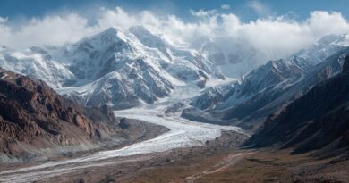 Ледник Кызылсу в Памире теряет устойчивость: снегопадов меньше, таяние быстрее, воды временно больше, но впереди — риск засух и пустых рек.