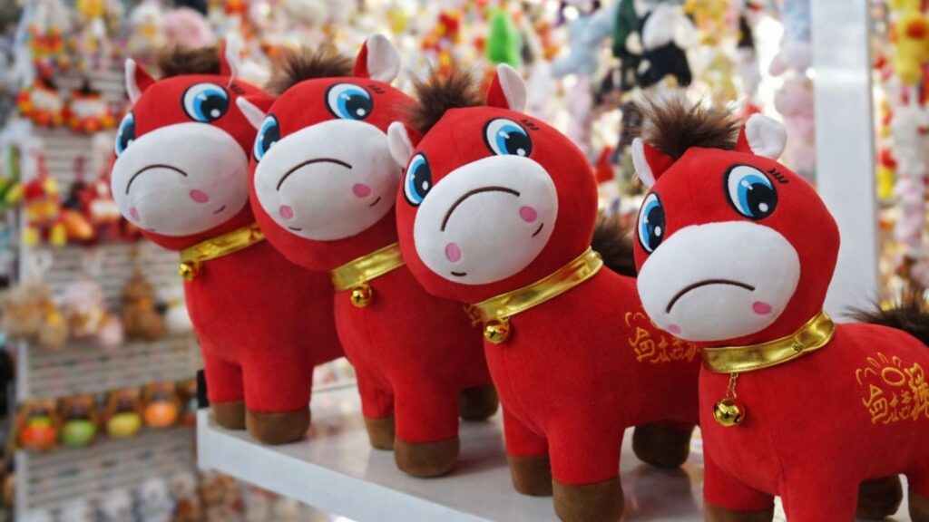 Плачущая лошадка на Новый год: как производственный брак стал хитом