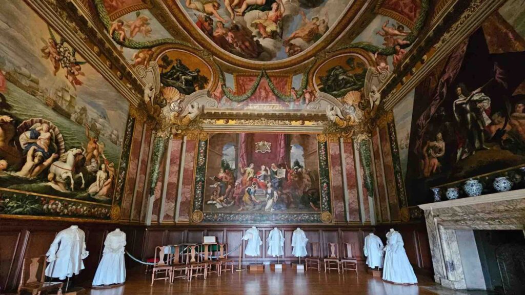 Лабиринты и призраки дворца Хэмптон-Корт